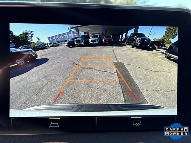 Chevrolet Suburban Vehicle Full-screen Gallery Image 18