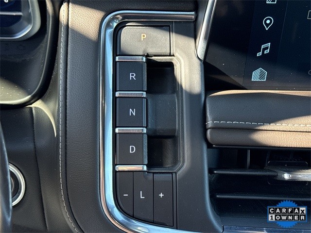 Chevrolet Suburban Vehicle Full-screen Gallery Image 19