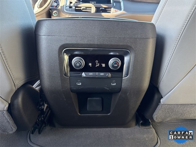 Chevrolet Suburban Vehicle Full-screen Gallery Image 24