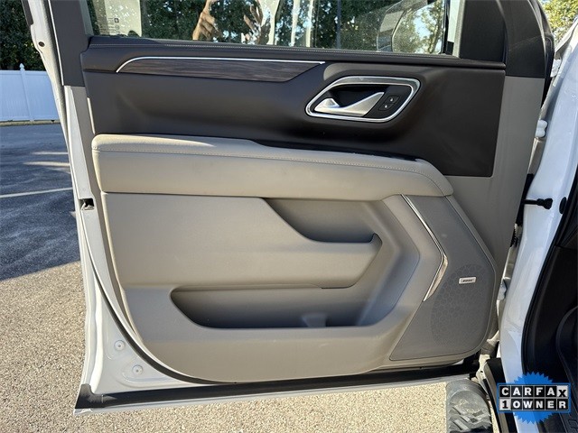 Chevrolet Suburban Vehicle Full-screen Gallery Image 25