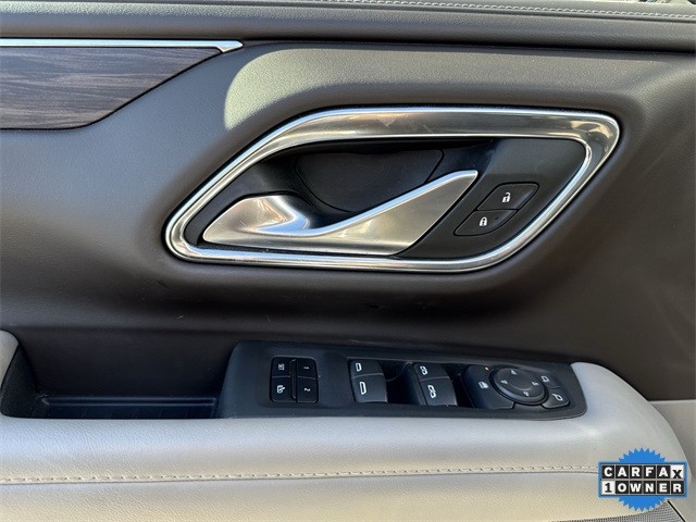 Chevrolet Suburban Vehicle Full-screen Gallery Image 26