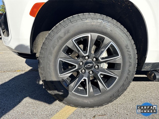 Chevrolet Suburban Vehicle Full-screen Gallery Image 36