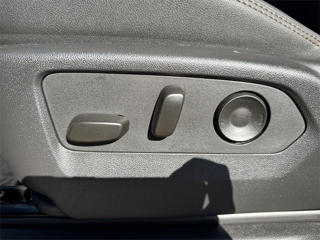 GMC Sierra 2500HD Vehicle Full-screen Gallery Image 12