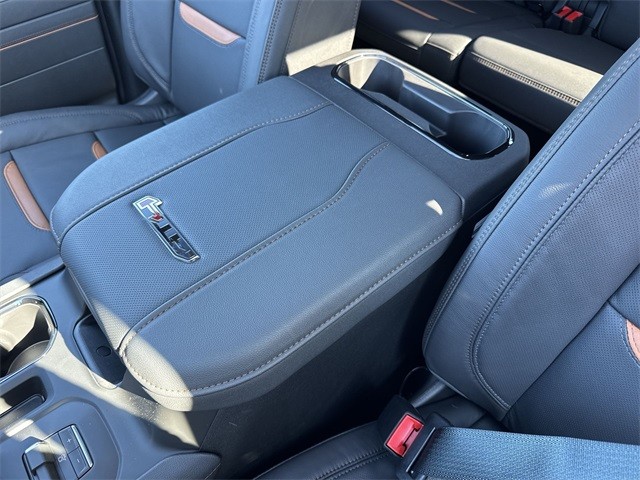 GMC Sierra 2500HD Vehicle Full-screen Gallery Image 21