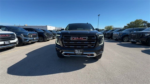 GMC Yukon Vehicle Full-screen Gallery Image 03