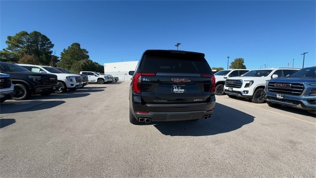 GMC Yukon Vehicle Full-screen Gallery Image 07