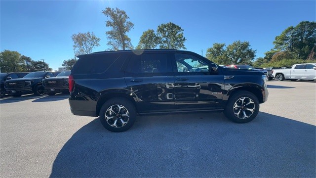 GMC Yukon Vehicle Full-screen Gallery Image 09