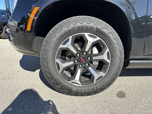 GMC Yukon Vehicle Full-screen Gallery Image 10