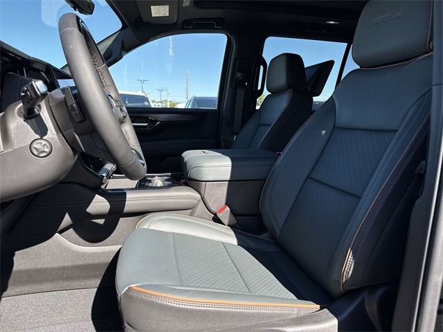 GMC Yukon Vehicle Full-screen Gallery Image 11