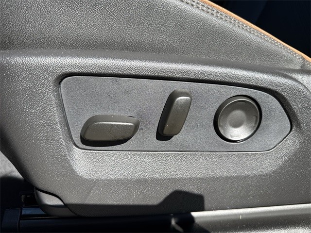 GMC Yukon Vehicle Full-screen Gallery Image 12