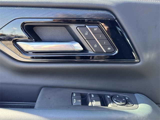 GMC Yukon Vehicle Full-screen Gallery Image 13