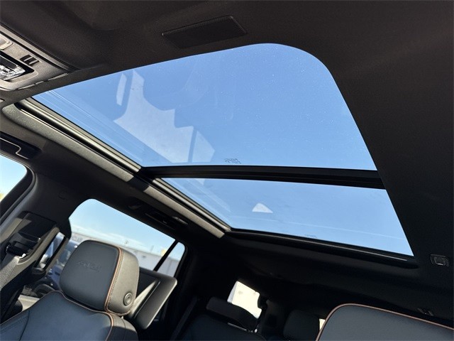 GMC Yukon Vehicle Full-screen Gallery Image 22