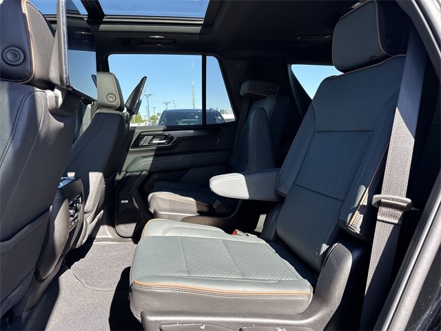 GMC Yukon Vehicle Full-screen Gallery Image 23