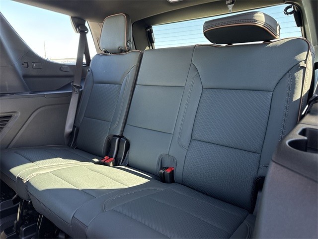 GMC Yukon Vehicle Full-screen Gallery Image 24