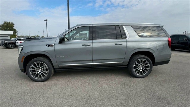 GMC Yukon XL Vehicle Full-screen Gallery Image 05