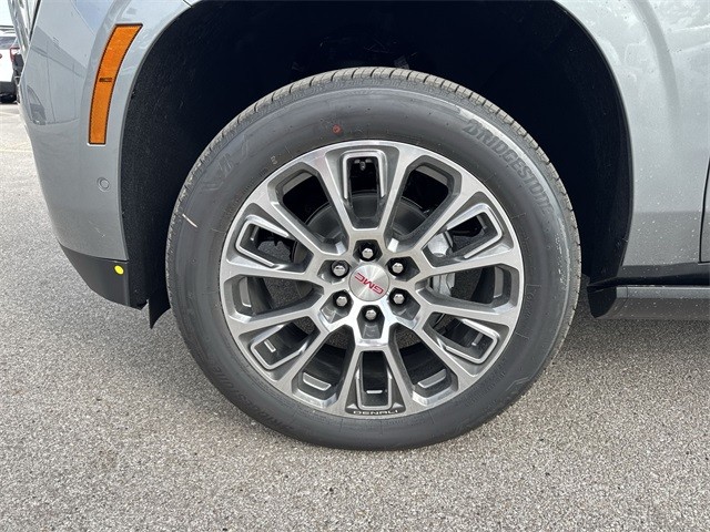 GMC Yukon XL Vehicle Full-screen Gallery Image 10