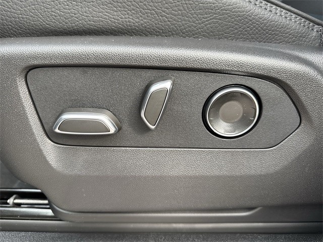 GMC Yukon XL Vehicle Full-screen Gallery Image 12