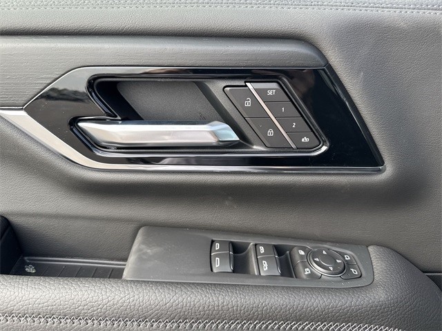 GMC Yukon XL Vehicle Full-screen Gallery Image 13