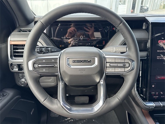 GMC Yukon XL Vehicle Full-screen Gallery Image 14