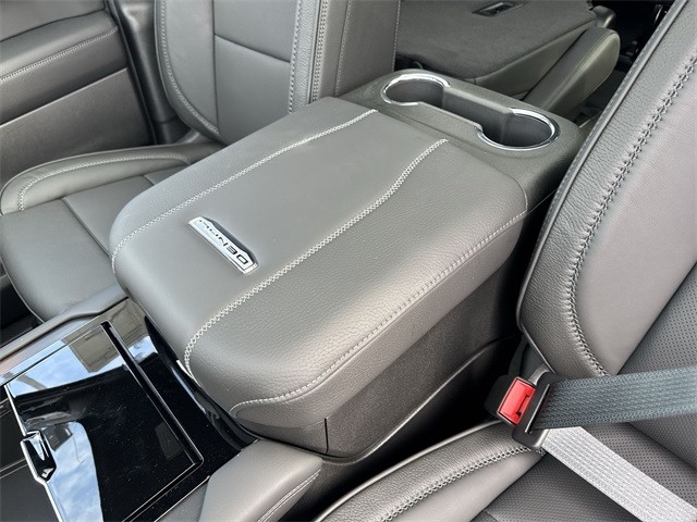 GMC Yukon XL Vehicle Full-screen Gallery Image 21