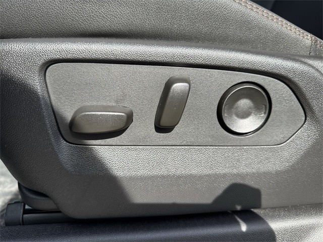 GMC Sierra 2500HD Vehicle Full-screen Gallery Image 12