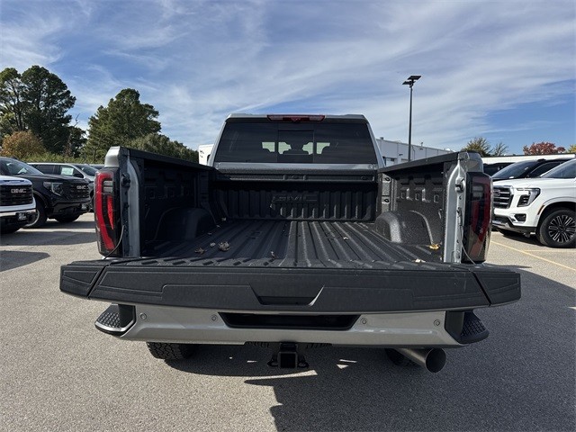 GMC Sierra 2500HD Vehicle Full-screen Gallery Image 24
