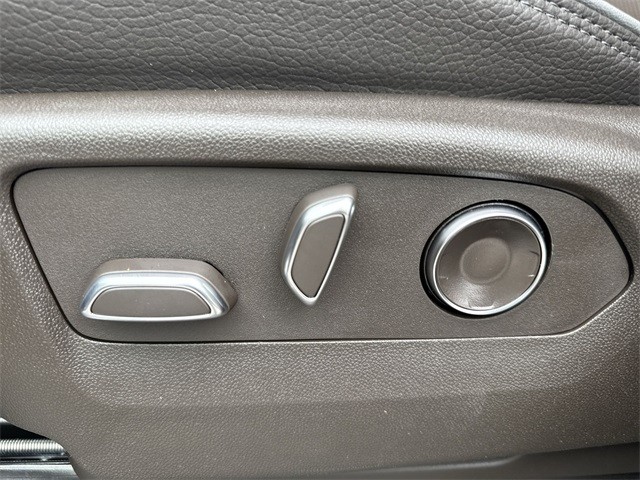 GMC Sierra 1500 Vehicle Full-screen Gallery Image 12