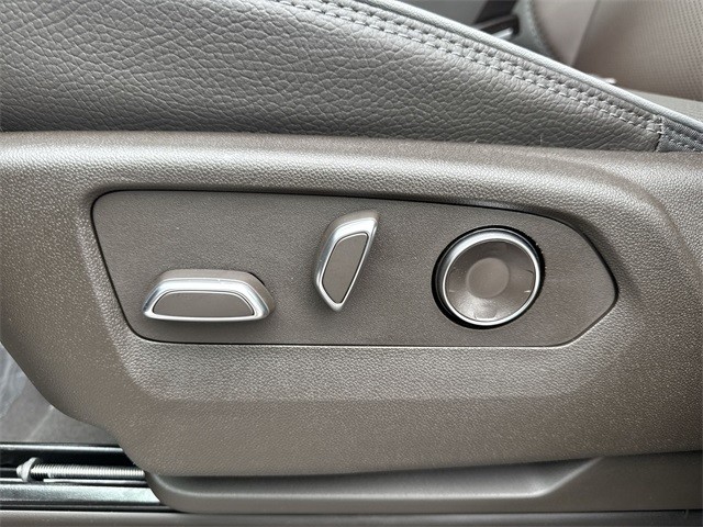 GMC Sierra 1500 Vehicle Full-screen Gallery Image 12