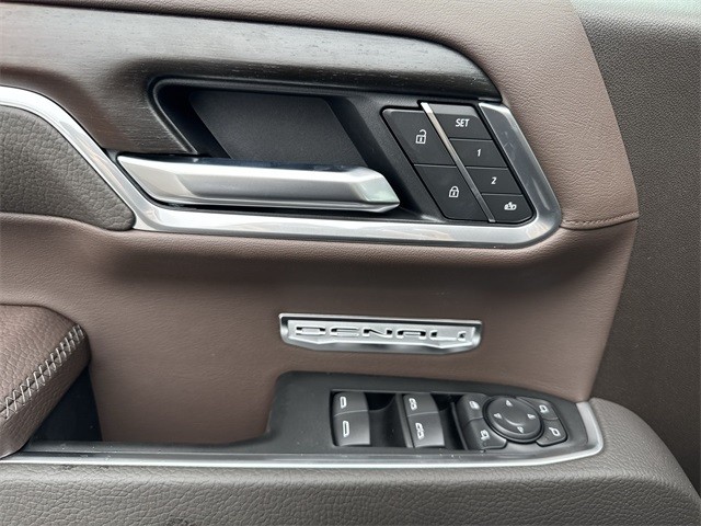 GMC Sierra 1500 Vehicle Full-screen Gallery Image 13