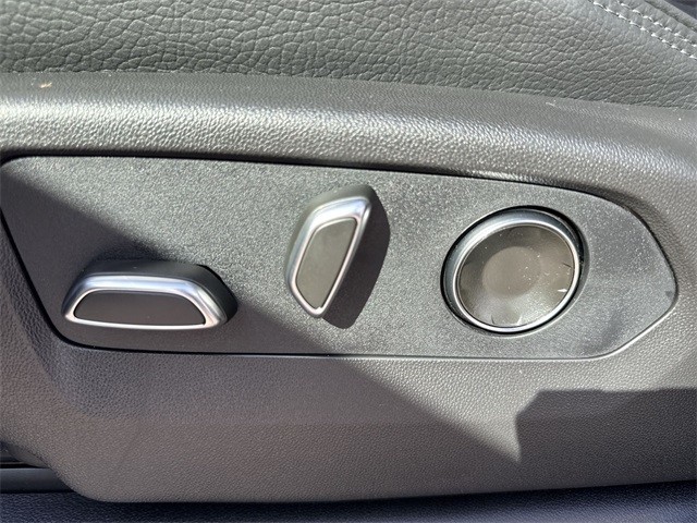 GMC Sierra 1500 Vehicle Full-screen Gallery Image 12