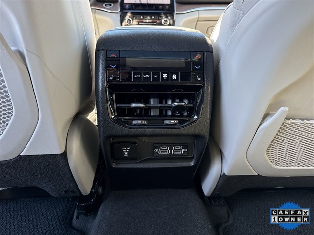 Jeep Grand Cherokee Vehicle Full-screen Gallery Image 26