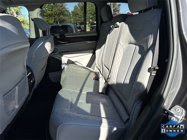 Jeep Grand Cherokee Vehicle Full-screen Gallery Image 30