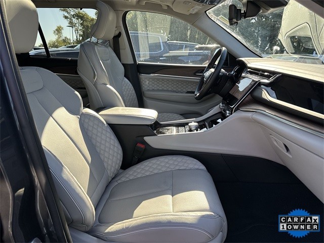 Jeep Grand Cherokee Vehicle Full-screen Gallery Image 33