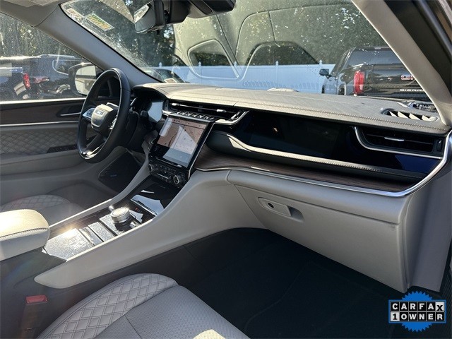 Jeep Grand Cherokee Vehicle Full-screen Gallery Image 34