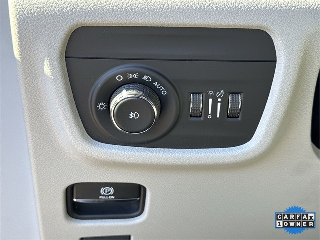 Jeep Grand Cherokee Vehicle Full-screen Gallery Image 40