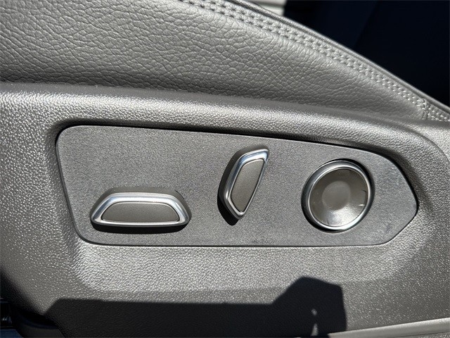 GMC Sierra 2500HD Vehicle Full-screen Gallery Image 12