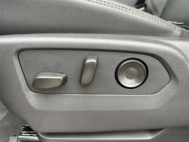 GMC Sierra 1500 Vehicle Full-screen Gallery Image 12