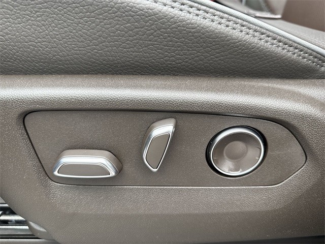 GMC Sierra 1500 Vehicle Full-screen Gallery Image 12