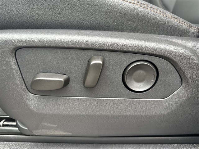 GMC Sierra 1500 Vehicle Full-screen Gallery Image 12