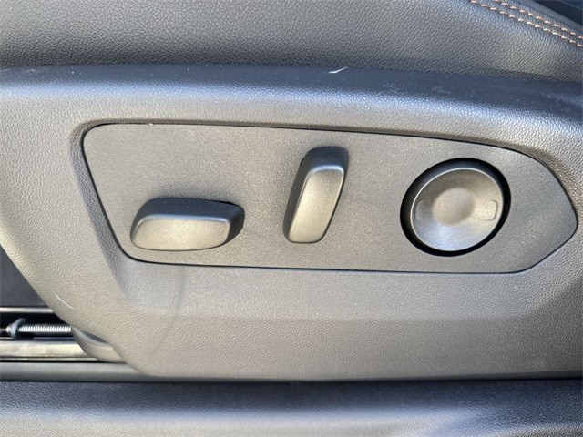 GMC Sierra 1500 Vehicle Full-screen Gallery Image 12