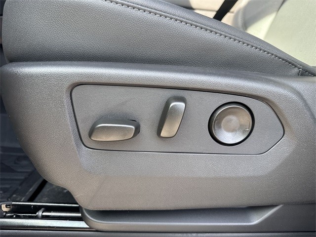 GMC Sierra 1500 Vehicle Full-screen Gallery Image 12