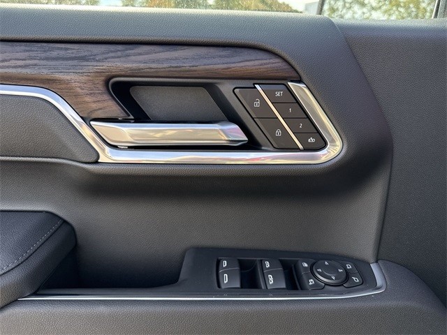 GMC Sierra 1500 Vehicle Full-screen Gallery Image 13