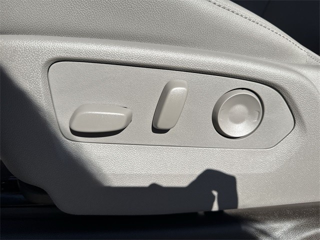 GMC Sierra 1500 Vehicle Full-screen Gallery Image 12