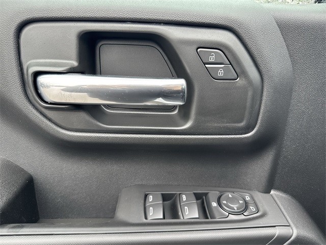 GMC Sierra 1500 Vehicle Full-screen Gallery Image 13