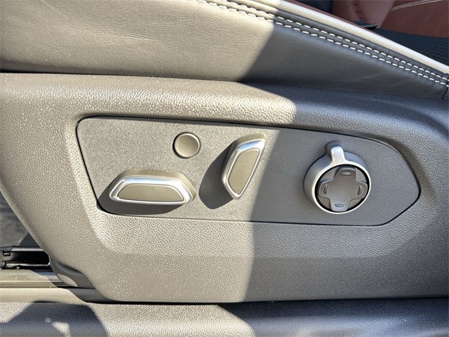 GMC Sierra 1500 Vehicle Full-screen Gallery Image 12