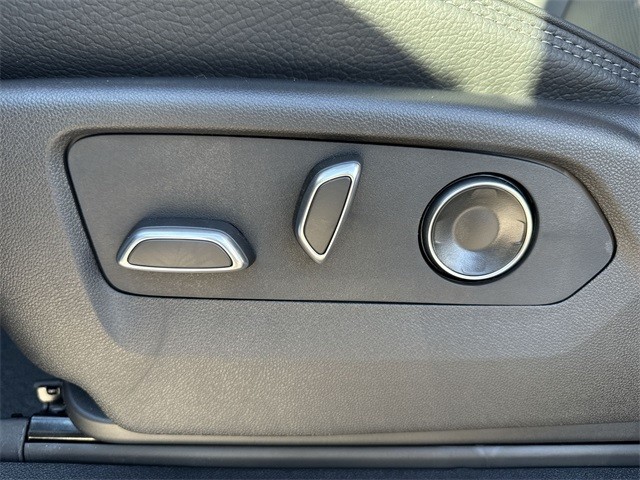 GMC Sierra 2500HD Vehicle Full-screen Gallery Image 12