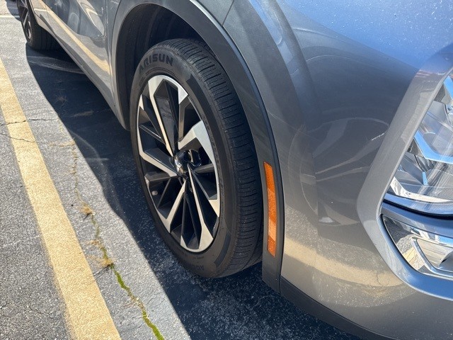 Mitsubishi Outlander Vehicle Full-screen Gallery Image 07