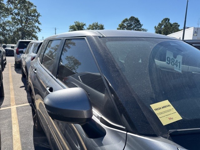 Mitsubishi Outlander Vehicle Full-screen Gallery Image 09