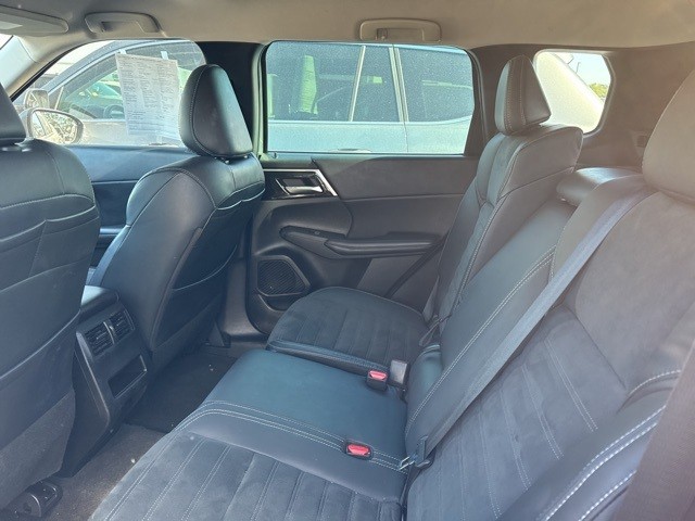 Mitsubishi Outlander Vehicle Full-screen Gallery Image 11