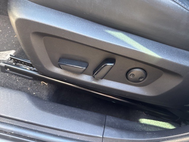 Mitsubishi Outlander Vehicle Full-screen Gallery Image 17